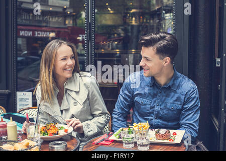 Parigi, giovane risalente al ristorante Foto Stock