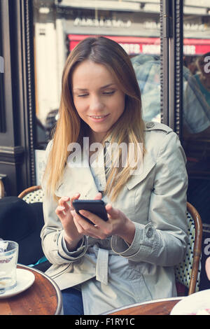 Parigi, donna di messaggistica di testo Foto Stock