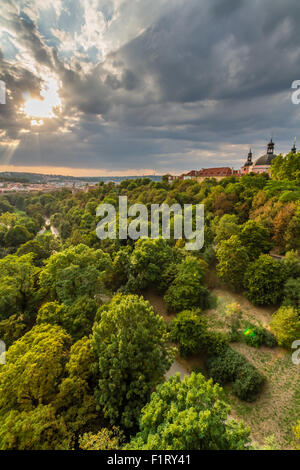 Vista di Praga prese dal ponte Nuselsky sul tramonto cattura tipica architettura locale dal punto di vista dell'antenna. Famoso Vysehrad Foto Stock