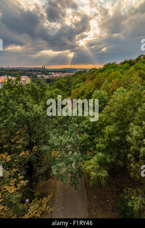 Vista di Praga prese dal ponte Nuselsky sul tramonto cattura tipica architettura locale dal punto di vista dell'antenna. Famoso Vysehrad Foto Stock