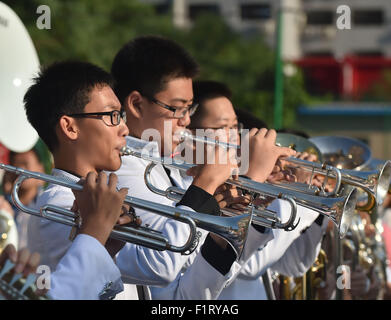 Pechino, Cina. 7 Sep, 2015. Gli studenti svolgono in una cerimonia di apertura sulla scuola il giorno di apertura a Guangqumen Middle School di Pechino, capitale della Cina, Sett. 7, 2015. Gli studenti di Pechino hanno ricevuto la loro scuola il giorno di apertura il 7 settembre 7. Credito: Li Wen/Xinhua/Alamy Live News Foto Stock