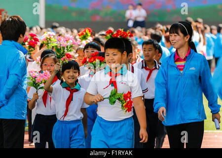 Pechino, Cina. 7 Sep, 2015. Gli alunni a piedi le aule dopo una cerimonia di apertura sulla scuola il giorno di apertura in corrispondenza di Xuanwu Hui nazionalità Scuola Elementare di Pechino, capitale della Cina, Sett. 7, 2015. Gli studenti di Pechino hanno ricevuto la loro scuola il giorno di apertura il 7 settembre 7. Credito: Shen Bohan/Xinhua/Alamy Live News Foto Stock