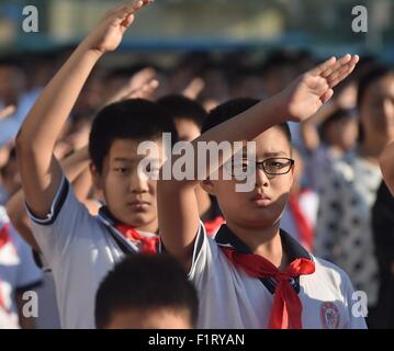 Pechino, Cina. 7 Sep, 2015. Neo-studenti iscritti assistere ad una cerimonia di apertura sulla scuola il giorno di apertura a Guangqumen Middle School di Pechino, capitale della Cina, Sett. 7, 2015. Gli studenti di Pechino hanno ricevuto la loro scuola il giorno di apertura il 7 settembre 7. Credito: Li Wen/Xinhua/Alamy Live News Foto Stock