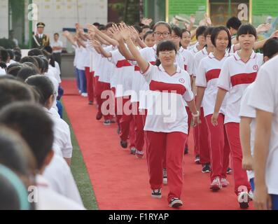 Pechino, Cina. 7 Sep, 2015. Neo-studenti iscritti muovere le mani come essi partecipare ad una cerimonia di apertura sulla scuola il giorno di apertura a Guangqumen Middle School di Pechino, capitale della Cina, Sett. 7, 2015. Gli studenti di Pechino hanno ricevuto la loro scuola il giorno di apertura il 7 settembre 7. Credito: Li Wen/Xinhua/Alamy Live News Foto Stock