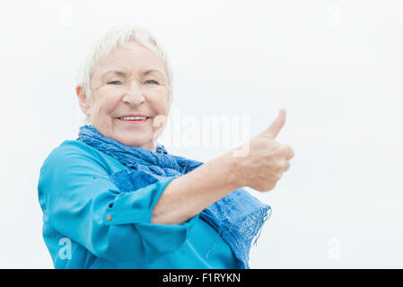 Senior Smililing donna con i capelli grigi Foto Stock