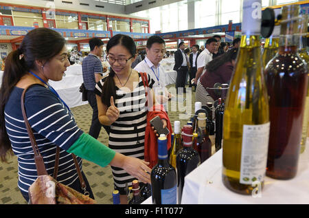 Yinchuan, la Cina del Ningxia Hui Regione autonoma. 7 Sep, 2015. La gente visita il 2015 International Wine Expo della montagna Helan East Foothill a Yinchuan, capitale del nord-ovest della Cina di Ningxia Hui Regione autonoma, Sett. 7, 2015. Come parte della seconda China-Arab membri Expo, 2015 International Wine Expo della montagna Helan East Foothill aperto qui il lunedì. © Peng Zhaozhi/Xinhua/Alamy Live News Foto Stock