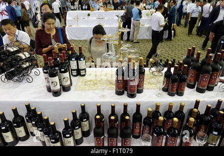 Yinchuan, la Cina del Ningxia Hui Regione autonoma. 7 Sep, 2015. La gente visita il 2015 International Wine Expo della montagna Helan East Foothill a Yinchuan, capitale del nord-ovest della Cina di Ningxia Hui Regione autonoma, Sett. 7, 2015. Come parte della seconda China-Arab membri Expo, 2015 International Wine Expo della montagna Helan East Foothill aperto qui il lunedì. © Peng Zhaozhi/Xinhua/Alamy Live News Foto Stock