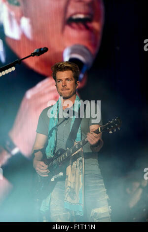 Joe Don Rooney di Rascal Flatts eseguendo al Carolina Country Music Festival a Myrtle Beach South Carolina Foto Stock