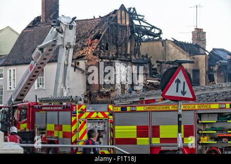 Sudbury, Suffolk, Regno Unito. Il 7 settembre, 2015. Oltre 100 vigili del fuoco combattuto attraverso la notte per il controllo di un grave incendio che scoppiò nel centro della citta'. Una scala completa evacuazione della zona ha avuto luogo. Venti persone sono stati spostati dalle loro case e tre persone sono state ricoverate in ospedale. Credito: Ronnie McMillan/Alamy Live News Foto Stock