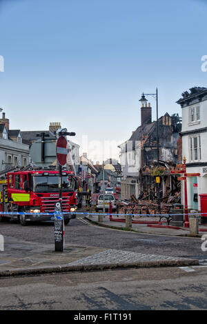 Sudbury, Suffolk, Regno Unito. Il 7 settembre, 2015. Oltre 100 vigili del fuoco combattuto attraverso la notte per il controllo di un grave incendio che scoppiò nel centro della citta'. Una scala completa evacuazione della zona ha avuto luogo. Venti persone sono stati spostati dalle loro case e tre persone sono state ricoverate in ospedale. Credito: Ronnie McMillan/Alamy Live News Foto Stock