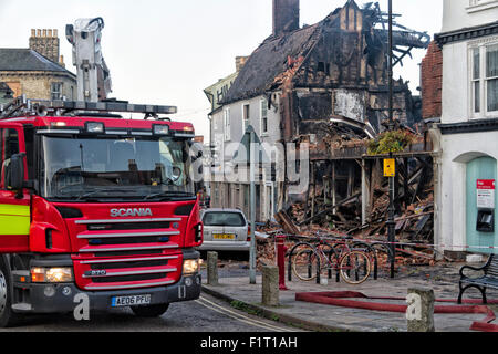 Sudbury, Suffolk, Regno Unito. Il 7 settembre, 2015. Oltre 100 vigili del fuoco combattuto attraverso la notte per il controllo di un grave incendio che scoppiò nel centro della citta'. Una scala completa evacuazione della zona ha avuto luogo. Venti persone sono stati spostati dalle loro case e tre persone sono state ricoverate in ospedale. Credito: Ronnie McMillan/Alamy Live News Foto Stock