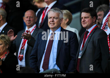 Cardiff, Galles. 06 Sep, 2015. Euro 2016 qualifica. Il Galles contro Israele.galles primo ministro Carwyn Jones al gioco. Credito: Azione Sport Plus/Alamy Live News Foto Stock