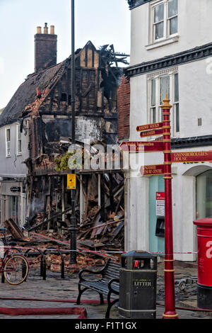 Sudbury, Suffolk, Regno Unito. Il 7 settembre, 2015. Oltre 100 vigili del fuoco combattuto attraverso la notte per il controllo di un grave incendio che scoppiò nel centro della citta'. Una scala completa evacuazione della zona ha avuto luogo. Venti persone sono stati spostati dalle loro case e tre persone sono state ricoverate in ospedale. Credito: Ronnie McMillan/Alamy Live News Foto Stock