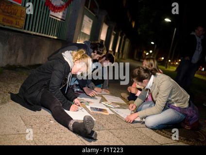 Berlino, Germania. 7 Sep, 2015. Attivisti e sostenitori disegnare benvenuti cartelli e striscioni di fronte alla strada di accesso alla caserma Schmidt-Knobelsdorf, un convertito alloggio per i rifugiati, a Berlino, Germania, 7 settembre 2015. Circa 350 rifugiati, i bambini, le donne e gli uomini che avevano viaggiato attraverso gli stati balcanici, arrivati durante la notte di domenica 6 settembre a lunedì 7 settembre presso il rifugiato alloggio in Berlino. Foto: Gregor Fischer/dpa/Alamy Live News Foto Stock