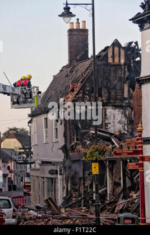 Sudbury, Suffolk, Regno Unito. Il 7 settembre, 2015. Oltre 100 vigili del fuoco combattuto attraverso la notte per il controllo di un grave incendio che scoppiò nel centro della citta'. Una scala completa evacuazione della zona ha avuto luogo. Venti persone sono stati spostati dalle loro case e tre persone sono state ricoverate in ospedale. Credito: Ronnie McMillan/Alamy Live News Foto Stock