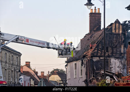 Sudbury, Suffolk, Regno Unito. Il 7 settembre, 2015. Oltre 100 vigili del fuoco combattuto attraverso la notte per il controllo di un grave incendio che scoppiò nel centro della citta'. Una scala completa evacuazione della zona ha avuto luogo. Venti persone sono stati spostati dalle loro case e tre persone sono state ricoverate in ospedale. Credito: Ronnie McMillan/Alamy Live News Foto Stock