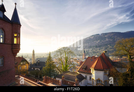 Una vista sulle misty città vecchia di Heidelberg, Baden-Württemberg, Germania, Europa Foto Stock