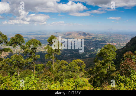 Vista di Zomba e altipiani dalla Zomba Plateau, Malawi, Africa Foto Stock