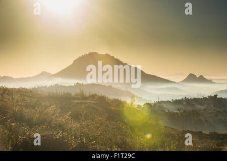 Sunrise e la nebbia oltre le montagne circostanti Blantyre, Malawi, Africa Foto Stock