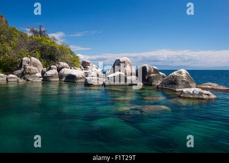 Turchese chiaro acqua e rocce di granito Mumbo Island, Cape Maclear, il Lago Malawi Malawi, Africa Foto Stock