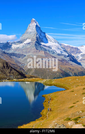 Gli escursionisti a piedi sulla strada accanto al Stellisee, Zermatt, Canton Vallese, Pennine, alpi svizzere, Svizzera Foto Stock