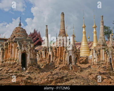 Vecchio abbandonato i templi buddisti nel Lago Inle regione, Stato Shan, Myanmar (Birmania), Asia Foto Stock