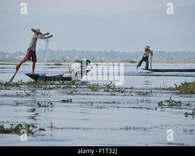 I pescatori gettano le reti nel Lago Inle, Stato Shan, Myanmar (Birmania), Asia Foto Stock