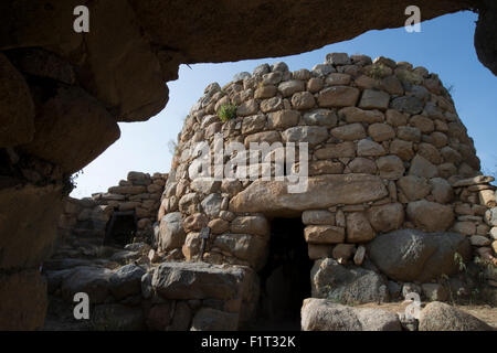 Nuraghe La Prisgiona sito archeologico risalente al 1300 A.C. nei pressi di Arzachena, Sardegna, Italia, Europa Foto Stock