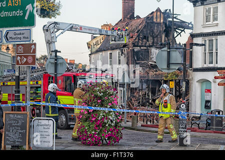 Sudbury, Suffolk, Regno Unito. Il 7 settembre, 2015. Oltre 100 vigili del fuoco combattuto attraverso la notte per il controllo di un grave incendio che scoppiò nel centro della citta'. Una scala completa evacuazione della zona ha avuto luogo. Venti persone sono stati spostati dalle loro case e tre persone sono state ricoverate in ospedale. Credito: Ronnie McMillan/Alamy Live News Foto Stock