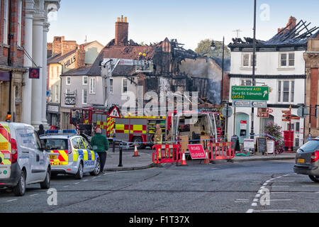 Sudbury, Suffolk, Regno Unito. Il 7 settembre, 2015. Oltre 100 vigili del fuoco combattuto attraverso la notte per il controllo di un grave incendio che scoppiò nel centro della citta'. Una scala completa evacuazione della zona ha avuto luogo. Venti persone sono stati spostati dalle loro case e tre persone sono state ricoverate in ospedale. Credito: Ronnie McMillan/Alamy Live News Foto Stock