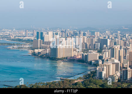 Honolulu dalla cima della Diamond Head membro Monumento (Leahi cratere), Honolulu Oahu, Hawaii, Stati Uniti d'America, il Pacifico Foto Stock