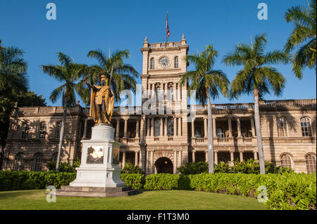 La statua del re Kamehameha davanti Aliiolani Hale (Hawaii la corte suprema dello Stato), Honolulu Oahu, Hawaii, USA, Pacific Foto Stock