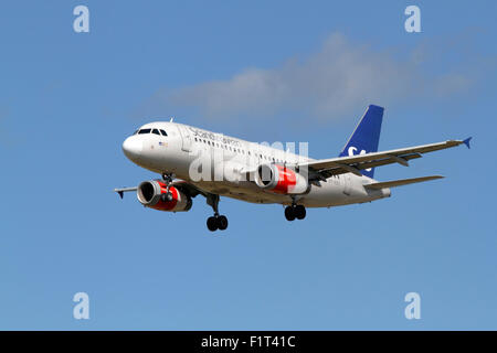 SAS Scandinavian Airlines, SK502, OY-KBT, Airbus A319, sull approccio finale all'aeroporto di Copenaghen, CPH, da London Heathrow, UK. Foto Stock