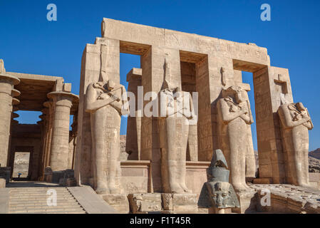 Quattro statue di Osiride, Hypostyle Hall, il Ramesseum (Tempio mortuario della Ramese II), Luxor, West Bank, Tebe, UNESCO, Egitto Foto Stock