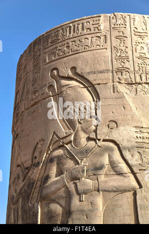 Il bassorilievo sul pilastro, Piazzale antistante, Tempio di Haroeris e Sobek, Kom Ombo, Egitto, Africa Settentrionale, Africa Foto Stock