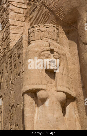 Statua della regina Nefertari, Sun tempio di Abu Simbel, Sito Patrimonio Mondiale dell'UNESCO, Egitto, Africa Settentrionale, Africa Foto Stock