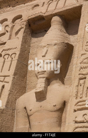 Rupestri statua di Ramses II, Hathor Tempio della Regina Nefertari, Abu Simbel, Sito Patrimonio Mondiale dell'UNESCO, Egitto, Nord Africa Foto Stock