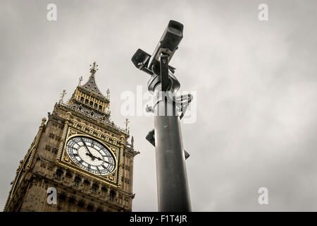 Telecamere TVCC a dominare una vista del Big Ben di Londra storica pietra miliare con nessuna delle persone presenti Foto Stock