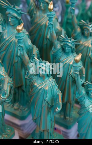 Statua della Libertà souvenir, New York, Stati Uniti d'America, America del Nord Foto Stock