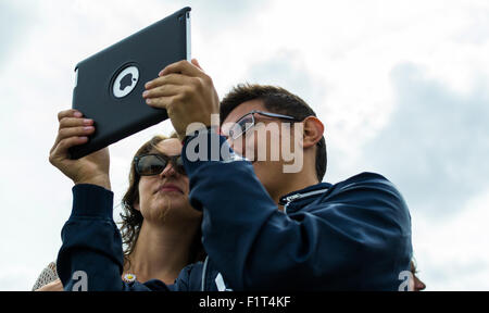 Londra 18 Agosto 2015 - Due turisti europei stop per prendere un selfie usando il loro nuovo iPad Apple a Londra nel mese di agosto 2015 Foto Stock