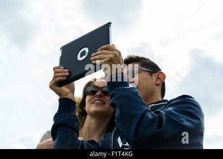 Londra 18 Agosto 2015 - Due turisti europei stop per prendere un selfie usando il loro nuovo iPad Apple a Londra nel mese di agosto 2015 Foto Stock