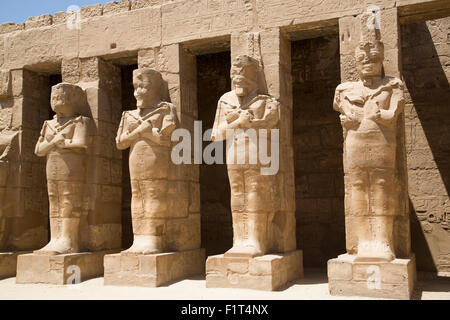 Osiride le statue di Ramses III, Ramses III Tempio, Tempio di Karnak e Luxor, Tebe, Sito Patrimonio Mondiale dell'UNESCO, Egitto, Nord Africa Foto Stock