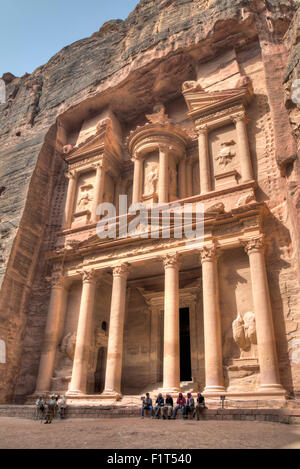 I turisti di fronte al tesoro, Petra, Giordania Foto Stock