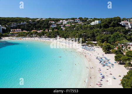 Vista sulla spiaggia di sabbia bianca, Cala Galdana, Menorca, isole Baleari, Spagna, Mediterraneo, Europa Foto Stock