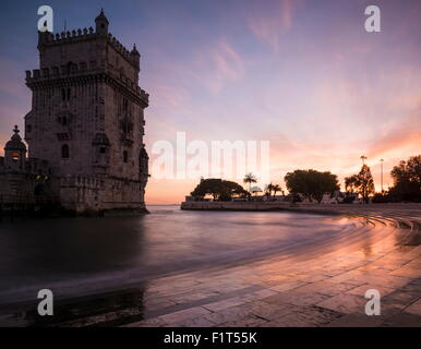 La Torre di Belem al crepuscolo (la Torre de Belem), il Sito Patrimonio Mondiale dell'UNESCO, Lisbona, Portogallo, Europa Foto Stock