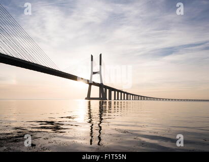 Dal ponte Vasco da Gama su Rio Tejo (Fiume Tago) all'alba, Lisbona, Portogallo, Europa Foto Stock