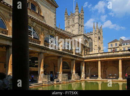 Bagno, mostrando le Terme Romane con Abbazia di Bath dietro, Royal Crescent, Pultney Bridge e una romana soldato centurian modello al di fuori di un negozio. Foto Stock