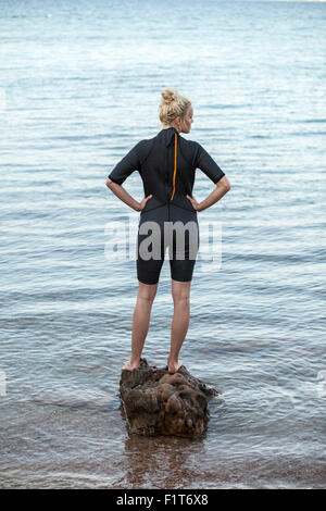 Giovane donna indossa muta Foto Stock