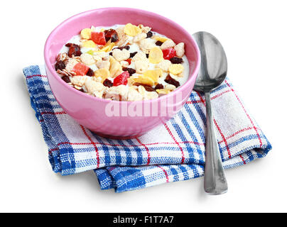 Prima colazione: cereali in una ciotola rosa isolato su sfondo bianco Foto Stock