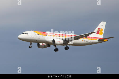 Un Iberia Airbus A320 di avvicinamento all'Aeroporto El Prat di Barcellona, Spagna. Foto Stock